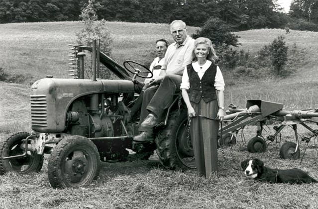 Bundeskanzler Helmut Kohl mit Ehefrau Hannelore im Urlaub, offizielles Urlaubsfoto, Ehepaar posiert mit Traktor und Hund Felix auf einer Wiese, St. Gilgen am Wolfgangsee, Österreich, 9. August 1991 Österreich, St. Gilgen, 9. August 1991, Helmut Kohl, (1930-2017), Bundeskanzler, mit Ehefrau Hannelore, (1933-2001), Bauer Josef Resch, offizielles Urlaubsfoto von Kanzler Kohl an seinem alljährlichen Ferienort am Wolfgangssee, Ehepaar posiert mit Traktor auf einer Wiese, mit Hund Felix, einem Berner Sennhund, Fototermin, die Österreich-Urlaube nutzte der Kanzler zum Fasten und Abspecken, Bundeskanzler Kohl zeigte sich in den 80er und 90er Jahren jeweils einmal pro Urlaub der Presse für ein offizielles Urlaubsfoto, jeweils rund um St. Gilgen
