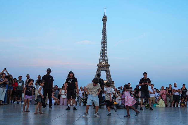 Fete De La Musique in Paris PARIS, FRANCE - JUNE 21: People attend concerts and celebrations during the annual Fete de la Musique (Music Festival) in Paris, France, on June 21, 2026. Parks, squares and historic streets across the French capital were transformed into open-air concert venues as residents and tourists gathered to enjoy live music throughout the day. Omer Taha Cetin Anadolu Paris France. Editorial use only. Please get in touch for any other usage.  Copyright: x2026xAnadoluxOmerxTahaxCetinx