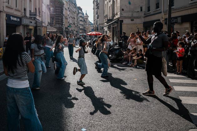 Fete De La Musique in Paris PARIS, FRANCE - JUNE 21: People attend concerts and celebrations during the annual Fete de la Musique (Music Festival) in Paris, France, on June 21, 2026. Parks, squares and historic streets across the French capital were transformed into open-air concert venues as residents and tourists gathered to enjoy live music throughout the day. Omer Taha Cetin Anadolu Paris France. Editorial use only. Please get in touch for any other usage.  Copyright: x2026xAnadoluxOmerxTahaxCetinx