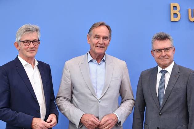 Berlin, Deutschland, 22.06.2026: Bundespressekonferenz: Kommunalfinanzen im freien Fall ? Forderungen der kommunalen Spitzenverbände an Bund und Länder: (L-R) Ralph Spiegler, Präsident des Deutschen Städte- und Gemeindebundes (DStGB), Burkhard Jung, Präsident des Deutschen Städtetages (DST), Achim Brötel, Präsident des Deutschen Landkreistages (DLT) *** Berlin, Germany, June 22, 2026 Federal Press Conference Copyright: xdtsxNachrichtenagenturx dts_124317