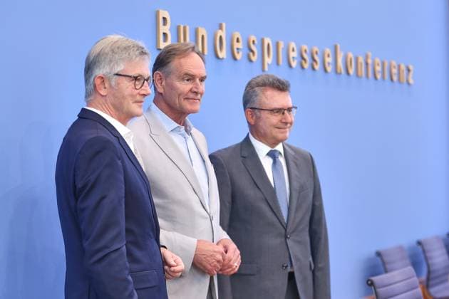 Berlin, Deutschland, 22.06.2026: Bundespressekonferenz: Kommunalfinanzen im freien Fall ? Forderungen der kommunalen Spitzenverbände an Bund und Länder: (L-R) Ralph Spiegler, Präsident des Deutschen Städte- und Gemeindebundes (DStGB), Burkhard Jung, Präsident des Deutschen Städtetages (DST), Achim Brötel, Präsident des Deutschen Landkreistages (DLT) *** Berlin, Germany, June 22, 2026 Federal Press Conference Copyright: xdtsxNachrichtenagenturx dts_124318