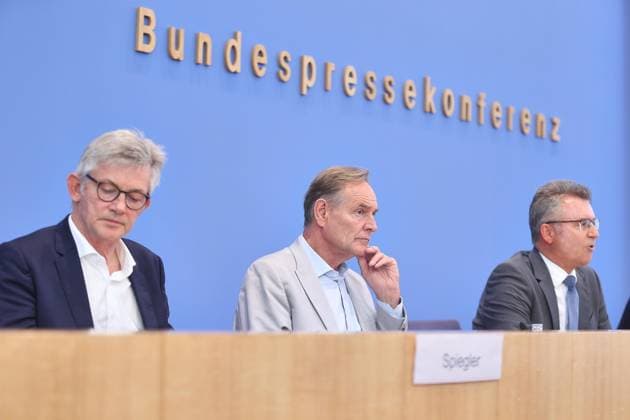 Berlin, Deutschland, 22.06.2026: Bundespressekonferenz: Kommunalfinanzen im freien Fall ? Forderungen der kommunalen Spitzenverbände an Bund und Länder: (L-R) Ralph Spiegler, Präsident des Deutschen Städte- und Gemeindebundes (DStGB), Burkhard Jung, Präsident des Deutschen Städtetages (DST), Achim Brötel, Präsident des Deutschen Landkreistages (DLT) *** Berlin, Germany, June 22, 2026 Federal Press Conference Copyright: xdtsxNachrichtenagenturx dts_124322