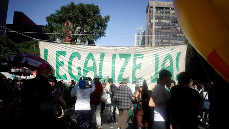 Annual March In Sao Paulo To Support The Decriminalization Of Marijuana Brazil, São Paulo - June 21, 2026: People participate in the 2026 Marijuana March in Sao Paulo, Brazil, on June 21, 2026. Under the slogan The climate is tense! Reparations, Rights, and Freedom, the march denounces the impact of the war on drugs on the most vulnerable and calls for the legalization of cannabis São Paulo Sao Paulo Brazil Copyright: xCrisxFagax