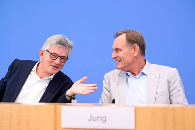 ABB BPK- Ralph Spiegler, Praesident des Deutschen Städte- und Gemeindebundes (DStGB) Burkhard Jung, Praesident des Deutschen Staedtetages (DST) Leipziger Oberbuergermeister bei der Veroeffentlichung des Berichts Kommunalfinanzen im freien Fall Forderungen der kommunalen Spitzenverbaende an Bund und Laender auf der BPK Bundespressekonferenz am 22.06.2026 in Berlin Berlin Deutschland *** ABB BPK Ralph Spiegler, President of the German Association of Cities and Municipalities (DStGB) Burkhard Jung, President of the German Association of Cities (DST), and the Mayor of Leipzig at the release of the report Municipal Finances in Free Fall