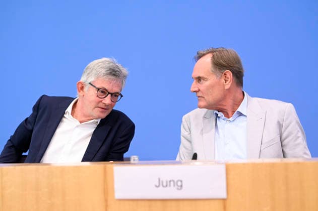 ABB BPK- Ralph Spiegler, Praesident des Deutschen Städte- und Gemeindebundes (DStGB) Burkhard Jung, Praesident des Deutschen Staedtetages (DST) Leipziger Oberbuergermeister bei der Veroeffentlichung des Berichts Kommunalfinanzen im freien Fall Forderungen der kommunalen Spitzenverbaende an Bund und Laender auf der BPK Bundespressekonferenz am 22.06.2026 in Berlin Berlin Deutschland *** ABB BPK Ralph Spiegler, President of the German Association of Cities and Municipalities (DStGB) Burkhard Jung, President of the German Association of Cities (DST), and the Mayor of Leipzig at the release of the report Municipal Finances in Free Fall
