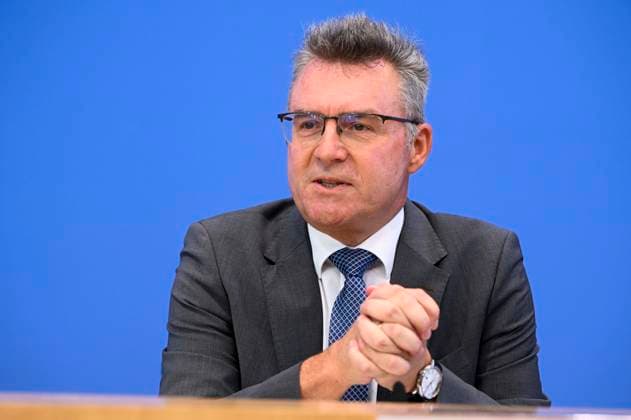 ABB BPK- Dr.Achim Brötel Broetel Praesident des Deutschen Landkreistages (DLT) bei der Veroeffentlichung des Berichts Kommunalfinanzen im freien Fall Forderungen der kommunalen Spitzenverbaende an Bund und Laender auf der BPK Bundespressekonferenz am 22.06.2026 in Berlin Berlin Deutschland *** ABB BPK Dr. Achim Brötel Broetel, President of the German Association of Counties (DLT), at the release of the report Municipal Finances in Free Fall