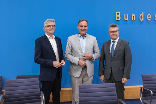 Kommunalfinanzen im freien Fall Forderungen der kommunalen Spitzenverbände an Bund und Länder. Deutschland, Berlin am 22. Juni 2026 Die kommunalen Spitzenverbände machen auf die dramatische Finanzlage der Städte und Gemeinden aufmerksam und fordern von Bund und Ländern entschlossenes Handeln. Ralph Spiegler, Präsident des Deutschen Städte- und Gemeindebundes (DStGB) Burkhard Jung, Präsident des Deutschen Städtetages (DST) Dr. Achim Brötel, Präsident des Deutschen Landkreistages (DLT) *** Local Government Finances in Free Fall