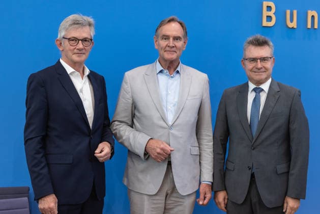 Kommunalfinanzen im freien Fall Forderungen der kommunalen Spitzenverbände an Bund und Länder. Deutschland, Berlin am 22. Juni 2026 Die kommunalen Spitzenverbände machen auf die dramatische Finanzlage der Städte und Gemeinden aufmerksam und fordern von Bund und Ländern entschlossenes Handeln. Ralph Spiegler, Präsident des Deutschen Städte- und Gemeindebundes (DStGB) Burkhard Jung, Präsident des Deutschen Städtetages (DST) Dr. Achim Brötel, Präsident des Deutschen Landkreistages (DLT) *** Local Government Finances in Free Fall