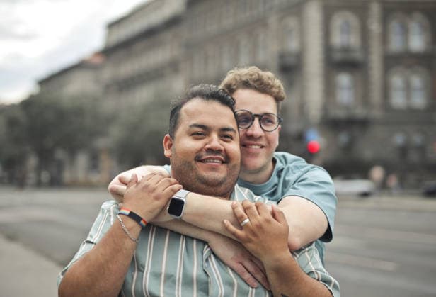 Young gay couple lovingly hugging on a city street Budapest, Hungary CR_MIPI260619BB-2056917-01 ,model released, Symbolfoto