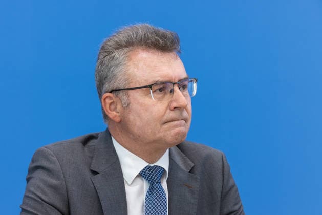 Kommunalfinanzen im freien Fall Forderungen der kommunalen Spitzenverbände an Bund und Länder. Deutschland, Berlin am 22. Juni 2026 Die kommunalen Spitzenverbände machen auf die dramatische Finanzlage der Städte und Gemeinden aufmerksam und fordern von Bund und Ländern entschlossenes Handeln. Dr. Achim Brötel, Präsident des Deutschen Landkreistages (DLT) *** Local Government Finances in Free Fall