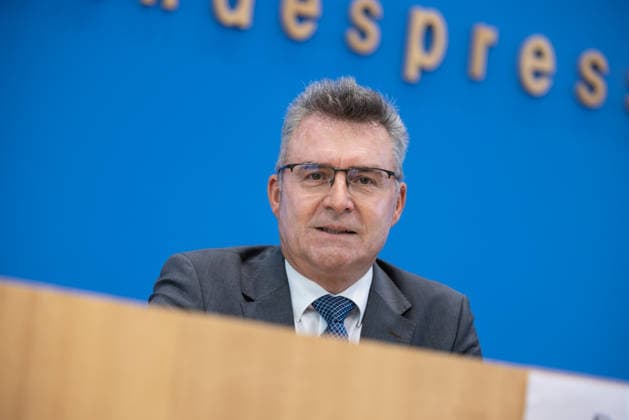 Kommunalfinanzen im freien Fall Forderungen der kommunalen Spitzenverbände an Bund und Länder. Deutschland, Berlin am 22. Juni 2026 Die kommunalen Spitzenverbände machen auf die dramatische Finanzlage der Städte und Gemeinden aufmerksam und fordern von Bund und Ländern entschlossenes Handeln. Dr. Achim Brötel, Präsident des Deutschen Landkreistages (DLT) *** Local Government Finances in Free Fall