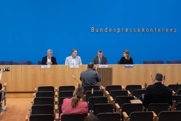 Kommunalfinanzen im freien Fall Forderungen der kommunalen Spitzenverbände an Bund und Länder. Deutschland, Berlin am 22. Juni 2026 Die kommunalen Spitzenverbände machen auf die dramatische Finanzlage der Städte und Gemeinden aufmerksam und fordern von Bund und Ländern entschlossenes Handeln. Ralph Spiegler, Präsident des Deutschen Städte- und Gemeindebundes (DStGB) Burkhard Jung, Präsident des Deutschen Städtetages (DST) Dr. Achim Brötel, Präsident des Deutschen Landkreistages (DLT) *** Local Government Finances in Free Fall