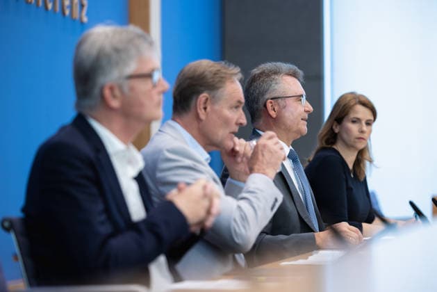 Kommunalfinanzen im freien Fall Forderungen der kommunalen Spitzenverbände an Bund und Länder. Deutschland, Berlin am 22. Juni 2026 Die kommunalen Spitzenverbände machen auf die dramatische Finanzlage der Städte und Gemeinden aufmerksam und fordern von Bund und Ländern entschlossenes Handeln. Ralph Spiegler, Präsident des Deutschen Städte- und Gemeindebundes (DStGB) Burkhard Jung, Präsident des Deutschen Städtetages (DST) Dr. Achim Brötel, Präsident des Deutschen Landkreistages (DLT) *** Local Government Finances in Free Fall