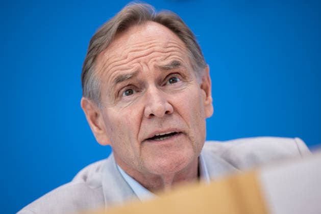 Kommunalfinanzen im freien Fall Forderungen der kommunalen Spitzenverbände an Bund und Länder. Deutschland, Berlin am 22. Juni 2026 Die kommunalen Spitzenverbände machen auf die dramatische Finanzlage der Städte und Gemeinden aufmerksam und fordern von Bund und Ländern entschlossenes Handeln. Burkhard Jung, Präsident des Deutschen Städtetages (DST) *** Local Government Finances in Free Fall