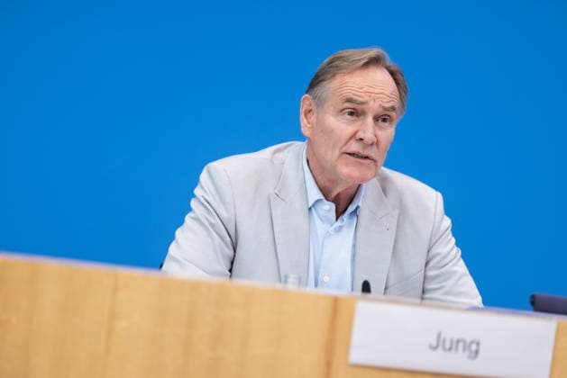 Kommunalfinanzen im freien Fall Forderungen der kommunalen Spitzenverbände an Bund und Länder. Deutschland, Berlin am 22. Juni 2026 Die kommunalen Spitzenverbände machen auf die dramatische Finanzlage der Städte und Gemeinden aufmerksam und fordern von Bund und Ländern entschlossenes Handeln. Burkhard Jung, Präsident des Deutschen Städtetages (DST) *** Local Government Finances in Free Fall