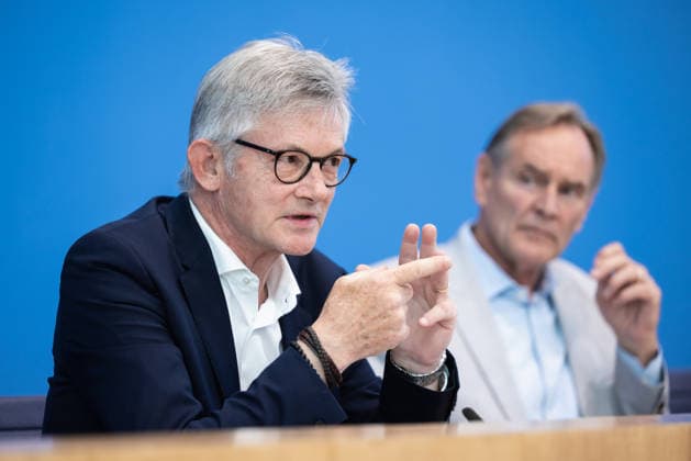 Kommunalfinanzen im freien Fall Forderungen der kommunalen Spitzenverbände an Bund und Länder. Deutschland, Berlin am 22. Juni 2026 Die kommunalen Spitzenverbände machen auf die dramatische Finanzlage der Städte und Gemeinden aufmerksam und fordern von Bund und Ländern entschlossenes Handeln. Ralph Spiegler, Präsident des Deutschen Städte- und Gemeindebundes (DStGB) *** Local Government Finances in Free Fall