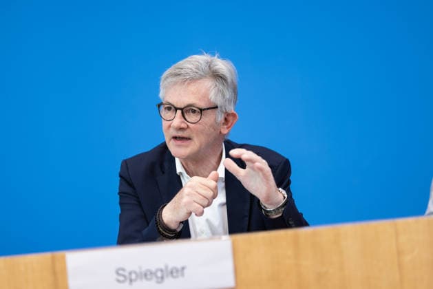 Kommunalfinanzen im freien Fall Forderungen der kommunalen Spitzenverbände an Bund und Länder. Deutschland, Berlin am 22. Juni 2026 Die kommunalen Spitzenverbände machen auf die dramatische Finanzlage der Städte und Gemeinden aufmerksam und fordern von Bund und Ländern entschlossenes Handeln. Ralph Spiegler, Präsident des Deutschen Städte- und Gemeindebundes (DStGB) *** Local Government Finances in Free Fall
