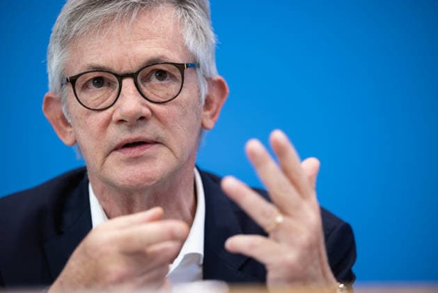Kommunalfinanzen im freien Fall Forderungen der kommunalen Spitzenverbände an Bund und Länder. Deutschland, Berlin am 22. Juni 2026 Die kommunalen Spitzenverbände machen auf die dramatische Finanzlage der Städte und Gemeinden aufmerksam und fordern von Bund und Ländern entschlossenes Handeln. Ralph Spiegler, Präsident des Deutschen Städte- und Gemeindebundes (DStGB) *** Local Government Finances in Free Fall