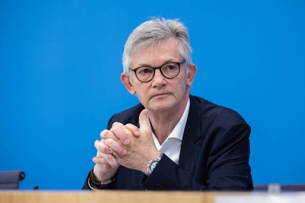 Kommunalfinanzen im freien Fall Forderungen der kommunalen Spitzenverbände an Bund und Länder. Deutschland, Berlin am 22. Juni 2026 Die kommunalen Spitzenverbände machen auf die dramatische Finanzlage der Städte und Gemeinden aufmerksam und fordern von Bund und Ländern entschlossenes Handeln. Ralph Spiegler, Präsident des Deutschen Städte- und Gemeindebundes (DStGB) *** Local Government Finances in Free Fall