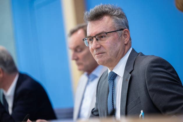 Kommunalfinanzen im freien Fall Forderungen der kommunalen Spitzenverbände an Bund und Länder. Deutschland, Berlin am 22. Juni 2026 Die kommunalen Spitzenverbände machen auf die dramatische Finanzlage der Städte und Gemeinden aufmerksam und fordern von Bund und Ländern entschlossenes Handeln. Dr. Achim Brötel, Präsident des Deutschen Landkreistages (DLT) *** Local Government Finances in Free Fall
