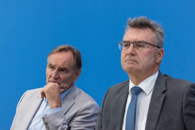 Kommunalfinanzen im freien Fall Forderungen der kommunalen Spitzenverbände an Bund und Länder. Deutschland, Berlin am 22. Juni 2026 Die kommunalen Spitzenverbände machen auf die dramatische Finanzlage der Städte und Gemeinden aufmerksam und fordern von Bund und Ländern entschlossenes Handeln. Ralph Spiegler, Präsident des Deutschen Städte- und Gemeindebundes (DStGB) Burkhard Jung, Präsident des Deutschen Städtetages (DST) Dr. Achim Brötel, Präsident des Deutschen Landkreistages (DLT) *** Local Government Finances in Free Fall
