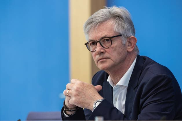 Kommunalfinanzen im freien Fall Forderungen der kommunalen Spitzenverbände an Bund und Länder. Deutschland, Berlin am 22. Juni 2026 Die kommunalen Spitzenverbände machen auf die dramatische Finanzlage der Städte und Gemeinden aufmerksam und fordern von Bund und Ländern entschlossenes Handeln. Ralph Spiegler, Präsident des Deutschen Städte- und Gemeindebundes (DStGB) *** Local Government Finances in Free Fall