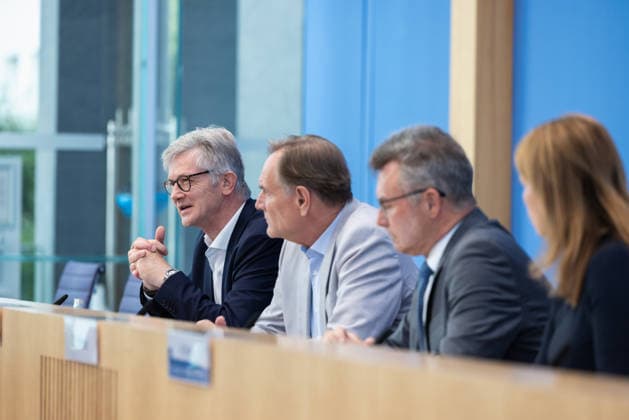 Kommunalfinanzen im freien Fall Forderungen der kommunalen Spitzenverbände an Bund und Länder. Deutschland, Berlin am 22. Juni 2026 Die kommunalen Spitzenverbände machen auf die dramatische Finanzlage der Städte und Gemeinden aufmerksam und fordern von Bund und Ländern entschlossenes Handeln. Ralph Spiegler, Präsident des Deutschen Städte- und Gemeindebundes (DStGB) Burkhard Jung, Präsident des Deutschen Städtetages (DST) Dr. Achim Brötel, Präsident des Deutschen Landkreistages (DLT) *** Local Government Finances in Free Fall