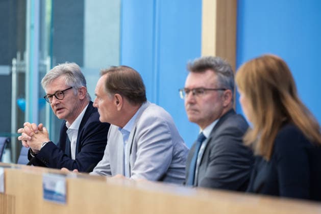 Kommunalfinanzen im freien Fall Forderungen der kommunalen Spitzenverbände an Bund und Länder. Deutschland, Berlin am 22. Juni 2026 Die kommunalen Spitzenverbände machen auf die dramatische Finanzlage der Städte und Gemeinden aufmerksam und fordern von Bund und Ländern entschlossenes Handeln. Ralph Spiegler, Präsident des Deutschen Städte- und Gemeindebundes (DStGB) Burkhard Jung, Präsident des Deutschen Städtetages (DST) Dr. Achim Brötel, Präsident des Deutschen Landkreistages (DLT) *** Local Government Finances in Free Fall