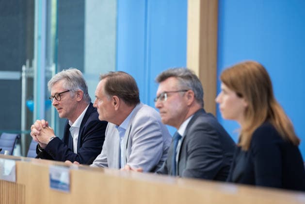 Kommunalfinanzen im freien Fall Forderungen der kommunalen Spitzenverbände an Bund und Länder. Deutschland, Berlin am 22. Juni 2026 Die kommunalen Spitzenverbände machen auf die dramatische Finanzlage der Städte und Gemeinden aufmerksam und fordern von Bund und Ländern entschlossenes Handeln. Ralph Spiegler, Präsident des Deutschen Städte- und Gemeindebundes (DStGB) Burkhard Jung, Präsident des Deutschen Städtetages (DST) Dr. Achim Brötel, Präsident des Deutschen Landkreistages (DLT) *** Local Government Finances in Free Fall