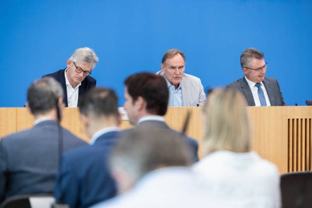 Kommunalfinanzen im freien Fall Forderungen der kommunalen Spitzenverbände an Bund und Länder. Deutschland, Berlin am 22. Juni 2026 Die kommunalen Spitzenverbände machen auf die dramatische Finanzlage der Städte und Gemeinden aufmerksam und fordern von Bund und Ländern entschlossenes Handeln. Ralph Spiegler, Präsident des Deutschen Städte- und Gemeindebundes (DStGB) Burkhard Jung, Präsident des Deutschen Städtetages (DST) Dr. Achim Brötel, Präsident des Deutschen Landkreistages (DLT) *** Local Government Finances in Free Fall
