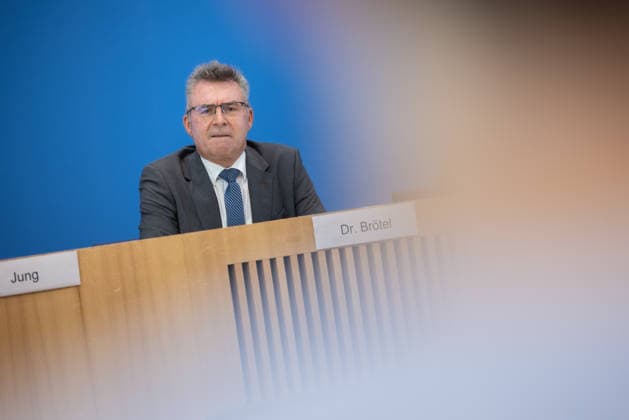 Kommunalfinanzen im freien Fall Forderungen der kommunalen Spitzenverbände an Bund und Länder. Deutschland, Berlin am 22. Juni 2026 Die kommunalen Spitzenverbände machen auf die dramatische Finanzlage der Städte und Gemeinden aufmerksam und fordern von Bund und Ländern entschlossenes Handeln. Dr. Achim Brötel, Präsident des Deutschen Landkreistages (DLT) *** Local Government Finances in Free Fall