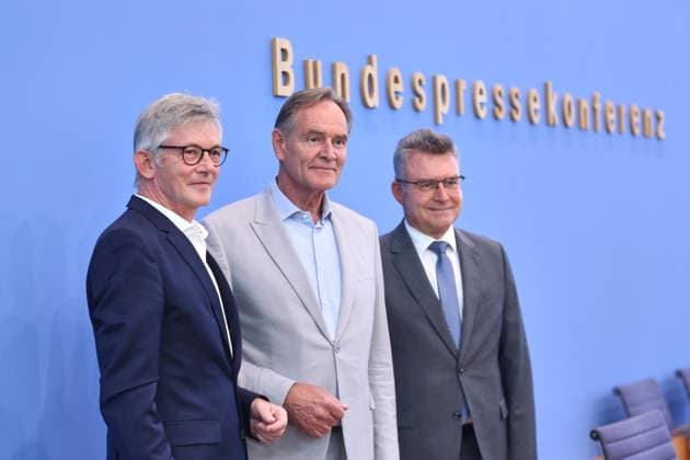 Berlin, Deutschland, 22.06.2026: Bundespressekonferenz: Kommunalfinanzen im freien Fall ? Forderungen der kommunalen Spitzenverbände an Bund und Länder: (L-R) Ralph Spiegler, Präsident des Deutschen Städte- und Gemeindebundes (DStGB), Burkhard Jung, Präsident des Deutschen Städtetages (DST), Achim Brötel, Präsident des Deutschen Landkreistages (DLT) *** Berlin, Germany, June 22, 2026 Federal Press Conference Copyright: xdtsxNachrichtenagenturx dts_124333