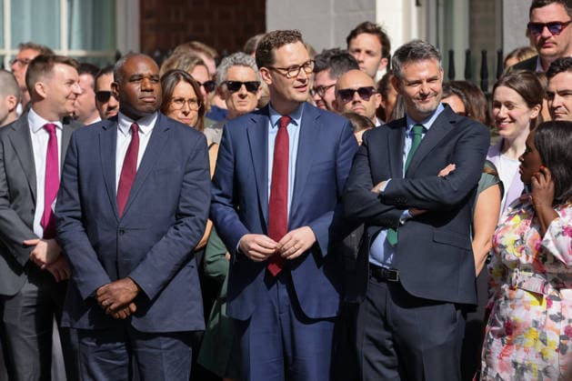 June 22, 2026, London, London, UK: London, UK. Deputy Prime Minister and Lord Chancellor and Secretary of State for Justice, DAVID LAMMY, Chancellor of the Duchy of Lancaster, Darren Jones and .Ministerial staff gather as Prime Minister Keir Starmer makes a statement to the nation outside 10 Downing Street in London, announcing his resignation as Labour Party leader and setting out a timetable for the appointment of a new party leader and British Prime Minister. London UK  - ZUMAl94_ 20260622_zaf_l94_021 Copyright: xDinendraxHariax