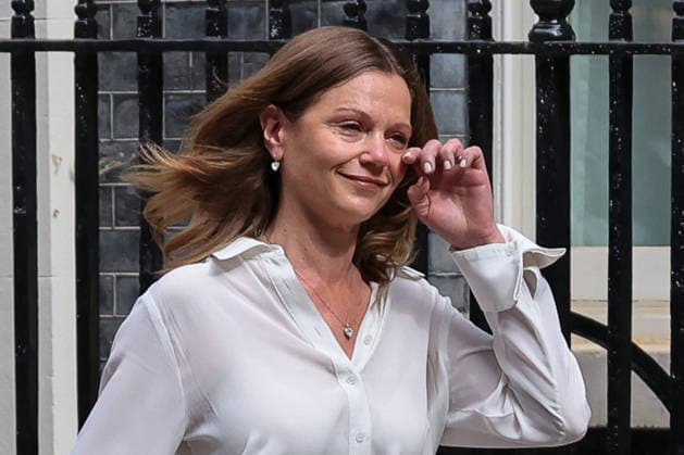 June 22, 2026, London, London, UK: London, UK. Lady Victoria Starmer, wife of Keir Starmer wipes a tear after the Prime Minister Keir Starmer made a statement to the nation outside 10 Downing Street in London, announcing his resignation as Labour Party leader and setting out a timetable for the appointment of a new party leader and British Prime Minister. London UK  - ZUMAl94_ 20260622_zaf_l94_028 Copyright: xDinendraxHariax
