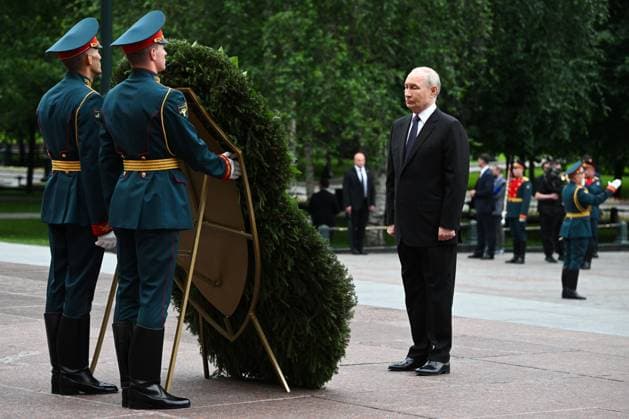 Russia Putin WWII Memory and Sorrow Day 9193328 22.06.2026 Russian President Vladimir Putin attends a wreath-laying ceremony at the Tomb of the Unknown Soldier by the Kremlin wall on the Day of Memory and Sorrow, marking the 85th anniversary of the Nazi German invasion of the Soviet Union during the World War Two, in Moscow, Russia. Alexey Filippov Sputnik Moscow Russia  Copyright: xAlexeyxFilippovx
