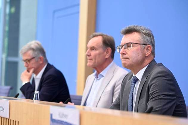 ABB BPK- Ralph Spiegler, Praesident des Deutschen Städte- und Gemeindebundes (DStGB) Burkhard Jung, Praesident des Deutschen Staedtetages (DST) Leipziger Oberbuergermeister Dr.Achim Brötel Broetel Praesident des Deutschen Landkreistages (DLT) bei der Veroeffentlichung des Berichts Kommunalfinanzen im freien Fall Forderungen der kommunalen Spitzenverbaende an Bund und Laender auf der BPK Bundespressekonferenz am 22.06.2026 in Berlin Berlin Deutschland *** ABB BPK Ralph Spiegler, President of the German Association of Cities and Municipalities (DStGB) Burkhard Jung, President of the German Association of Cities (DST), Dr. Achim Brötel, Mayor of Leipzig, President of the German Association of Counties (DLT), at the release of the report M
