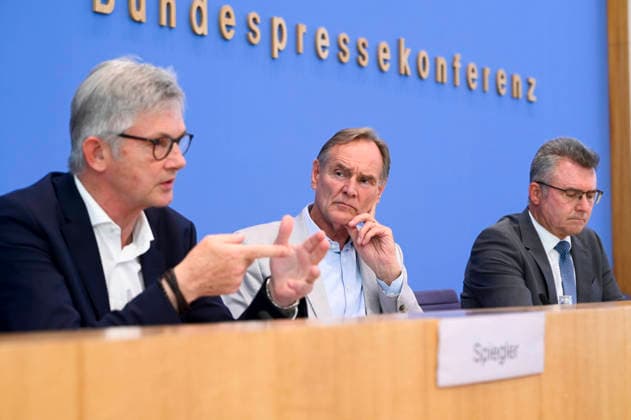 ABB BPK- Ralph Spiegler, Praesident des Deutschen Städte- und Gemeindebundes (DStGB) Burkhard Jung, Praesident des Deutschen Staedtetages (DST) Leipziger Oberbuergermeister Dr.Achim Brötel Broetel Praesident des Deutschen Landkreistages (DLT) bei der Veroeffentlichung des Berichts Kommunalfinanzen im freien Fall Forderungen der kommunalen Spitzenverbaende an Bund und Laender auf der BPK Bundespressekonferenz am 22.06.2026 in Berlin Berlin Deutschland *** ABB BPK Ralph Spiegler, President of the German Association of Cities and Municipalities (DStGB) Burkhard Jung, President of the German Association of Cities (DST), Dr. Achim Brötel, Mayor of Leipzig, President of the German Association of Counties (DLT), at the release of the report M