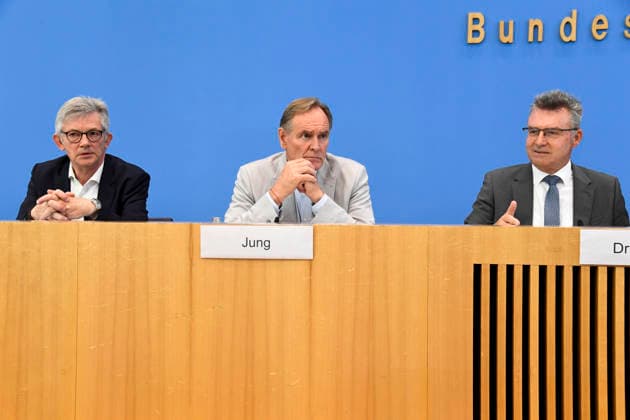 ABB BPK- Ralph Spiegler, Praesident des Deutschen Städte- und Gemeindebundes (DStGB) Burkhard Jung, Praesident des Deutschen Staedtetages (DST) Leipziger Oberbuergermeister Dr.Achim Brötel Broetel Praesident des Deutschen Landkreistages (DLT) bei der Veroeffentlichung des Berichts Kommunalfinanzen im freien Fall Forderungen der kommunalen Spitzenverbaende an Bund und Laender auf der BPK Bundespressekonferenz am 22.06.2026 in Berlin Berlin Deutschland *** ABB BPK Ralph Spiegler, President of the German Association of Cities and Municipalities (DStGB) Burkhard Jung, President of the German Association of Cities (DST), Dr. Achim Brötel, Mayor of Leipzig, President of the German Association of Counties (DLT), at the release of the report M