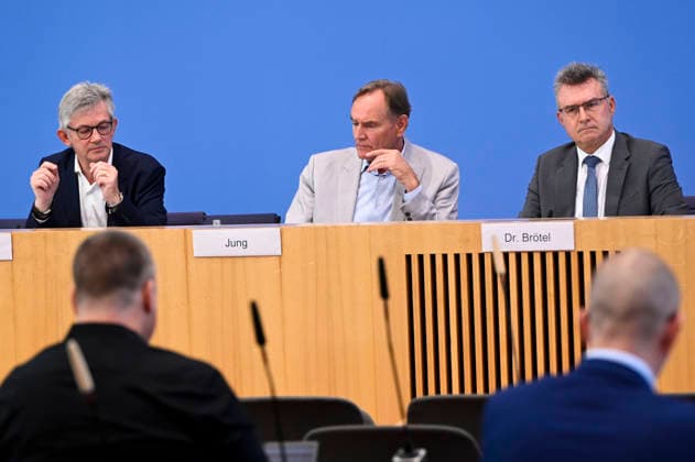 ABB BPK- Ralph Spiegler, Praesident des Deutschen Städte- und Gemeindebundes (DStGB) Burkhard Jung, Praesident des Deutschen Staedtetages (DST) Leipziger Oberbuergermeister Dr.Achim Brötel Broetel Praesident des Deutschen Landkreistages (DLT) bei der Veroeffentlichung des Berichts Kommunalfinanzen im freien Fall Forderungen der kommunalen Spitzenverbaende an Bund und Laender auf der BPK Bundespressekonferenz am 22.06.2026 in Berlin Berlin Deutschland *** ABB BPK Ralph Spiegler, President of the German Association of Cities and Municipalities (DStGB) Burkhard Jung, President of the German Association of Cities (DST), Dr. Achim Brötel, Mayor of Leipzig, President of the German Association of Counties (DLT), at the release of the report M