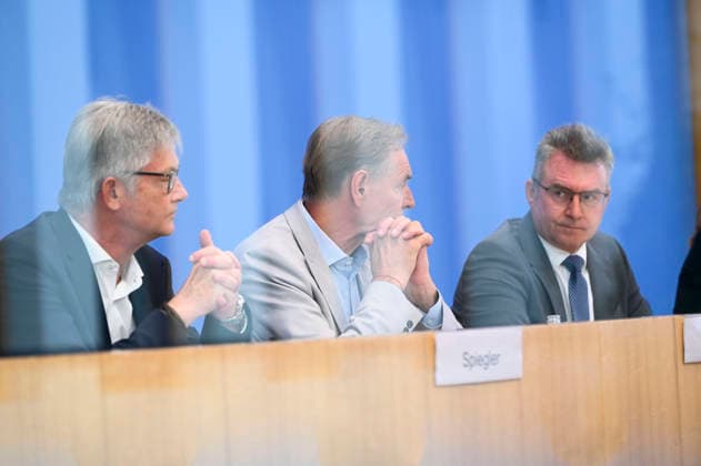 ABB BPK- Ralph Spiegler, Praesident des Deutschen Städte- und Gemeindebundes (DStGB) Burkhard Jung, Praesident des Deutschen Staedtetages (DST) Leipziger Oberbuergermeister Dr.Achim Brötel Broetel Praesident des Deutschen Landkreistages (DLT) bei der Veroeffentlichung des Berichts Kommunalfinanzen im freien Fall Forderungen der kommunalen Spitzenverbaende an Bund und Laender auf der BPK Bundespressekonferenz am 22.06.2026 in Berlin Berlin Deutschland *** ABB BPK Ralph Spiegler, President of the German Association of Cities and Municipalities (DStGB) Burkhard Jung, President of the German Association of Cities (DST), Dr. Achim Brötel, Mayor of Leipzig, President of the German Association of Counties (DLT), at the release of the report M