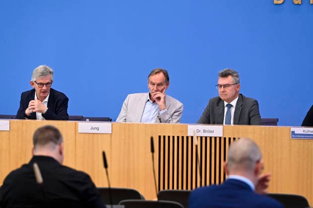 ABB BPK- Ralph Spiegler, Praesident des Deutschen Städte- und Gemeindebundes (DStGB) Burkhard Jung, Praesident des Deutschen Staedtetages (DST) Leipziger Oberbuergermeister Dr.Achim Brötel Broetel Praesident des Deutschen Landkreistages (DLT) bei der Veroeffentlichung des Berichts Kommunalfinanzen im freien Fall Forderungen der kommunalen Spitzenverbaende an Bund und Laender auf der BPK Bundespressekonferenz am 22.06.2026 in Berlin Berlin Deutschland *** ABB BPK Ralph Spiegler, President of the German Association of Cities and Municipalities (DStGB) Burkhard Jung, President of the German Association of Cities (DST), Dr. Achim Brötel, Mayor of Leipzig, President of the German Association of Counties (DLT), at the release of the report L