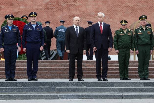 Russia Putin WWII Memory and Sorrow Day 9193359 22.06.2026 Russian President Vladimir Putin and Defence Minister Andrei Belousov, centre right, attend a wreath-laying ceremony at the Tomb of the Unknown Soldier by the Kremlin wall on the Day of Memory and Sorrow, marking the 85th anniversary of the Nazi German invasion of the Soviet Union during the World War Two, in Moscow, Russia. Gavriil Grigorov Sputnik Moscow Russia  Copyright: xGavriilxGrigorovx