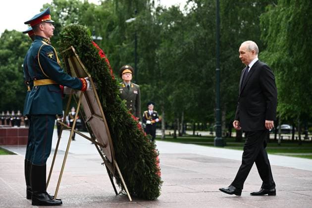 Russia Putin WWII Memory and Sorrow Day 9193362 22.06.2026 Russian President Vladimir Putin attends a wreath-laying ceremony at the Tomb of the Unknown Soldier by the Kremlin wall on the Day of Memory and Sorrow, marking the 85th anniversary of the Nazi German invasion of the Soviet Union during the World War Two, in Moscow, Russia. Alexey Filippov Sputnik Moscow Russia  Copyright: xAlexeyxFilippovx