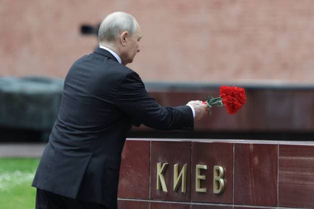 Russia Putin WWII Memory and Sorrow Day 9193365 22.06.2026 Russian President Vladimir Putin lays flowers at the Hero Cities memorial plates by the Kremlin wall during a ceremony on the Day of Memory and Sorrow, marking the 85th anniversary of the Nazi German invasion of the Soviet Union during the World War Two, in Moscow, Russia. Gavriil Grigorov Sputnik Moscow Russia  Copyright: xGavriilxGrigorovx