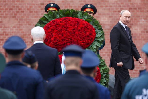 RUSSIA, MOSCOW - JUNE 22, 2026: Russia s President Vladimir Putin attends a ceremony to lay flowers at the Tomb of the Unknown Soldier in Alexander Garden on the Day of Remembrance and Sorrow to commemorate the 85th anniversary of Nazi Germany s invasion of the Soviet Union in WWII. Sergei Fadeichev TASS  94132692