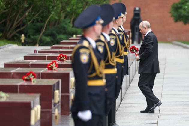 RUSSIA, MOSCOW - JUNE 22, 2026: Russia s President Vladimir Putin attends a ceremony to lay flowers at the Tomb of the Unknown Soldier in Alexander Garden on the Day of Remembrance and Sorrow to commemorate the 85th anniversary of Nazi Germany s invasion of the Soviet Union in WWII. Sergei Fadeichev TASS  94132948
