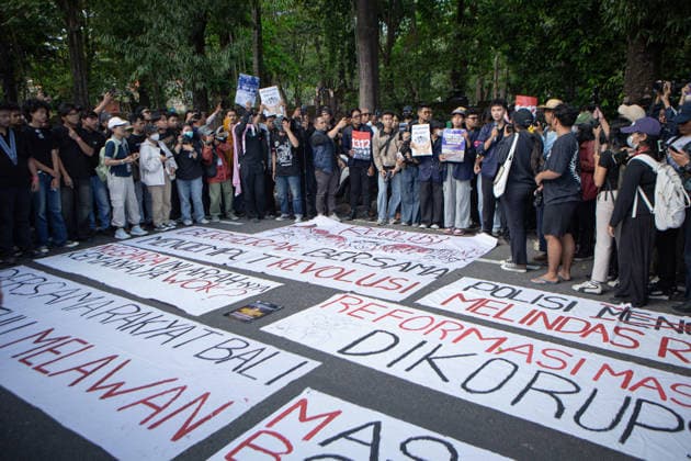 June 22, 2026, Denpasar, Bali, Indonesia: Students and activists shout slogans during a protest demanding policy reforms and denouncing government performance in Denpasar, Bali, Indonesia. Denpasar Indonesia - ZUMAp229 20260622_zip_p229_004 Copyright: xLanaxPriatnax