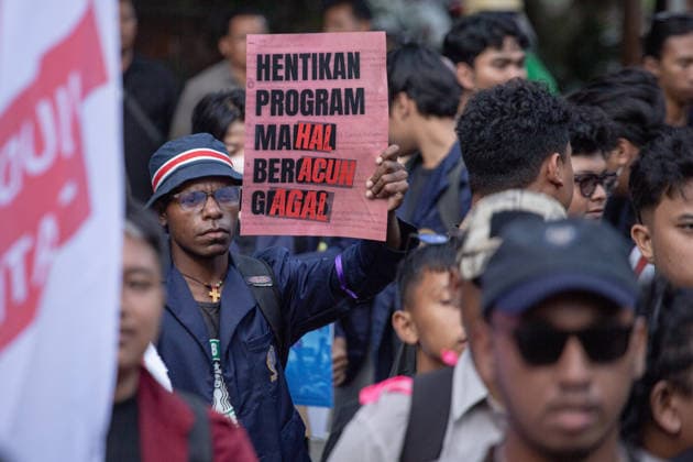 June 22, 2026, Denpasar, Bali, Indonesia: Students and activists shout slogans during a protest demanding policy reforms and denouncing government performance in Denpasar, Bali, Indonesia. Denpasar Indonesia - ZUMAp229 20260622_zip_p229_008 Copyright: xLanaxPriatnax