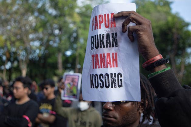 June 22, 2026, Denpasar, Bali, Indonesia: Students and activists shout slogans during a protest demanding policy reforms and denouncing government performance in Denpasar, Bali, Indonesia. Denpasar Indonesia - ZUMAp229 20260622_zip_p229_012 Copyright: xLanaxPriatnax