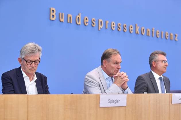 Berlin, Deutschland, 22.06.2026: Bundespressekonferenz: Kommunalfinanzen im freien Fall ? Forderungen der kommunalen Spitzenverbände an Bund und Länder: (L-R) Ralph Spiegler, Präsident des Deutschen Städte- und Gemeindebundes (DStGB), Burkhard Jung, Präsident des Deutschen Städtetages (DST), Achim Brötel, Präsident des Deutschen Landkreistages (DLT) *** Berlin, Germany, June 22, 2026 Federal Press Conference Copyright: xdtsxNachrichtenagenturx dts_124327